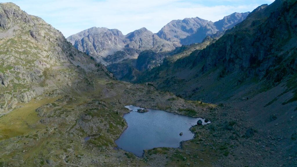 Une vue prise au drone de l'un des lacs Robert à Chamrousse