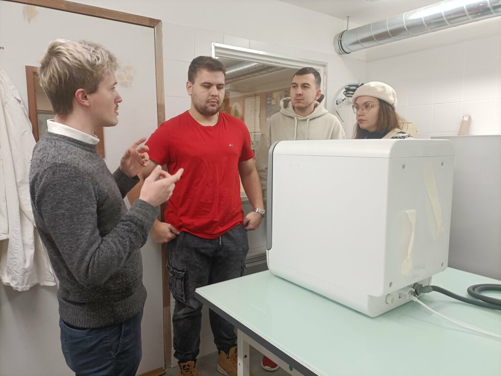 Des étudiantes et étudiants de Citeuropass au biolab de Nemeton, autour d’un incubateur, en décembre 2023