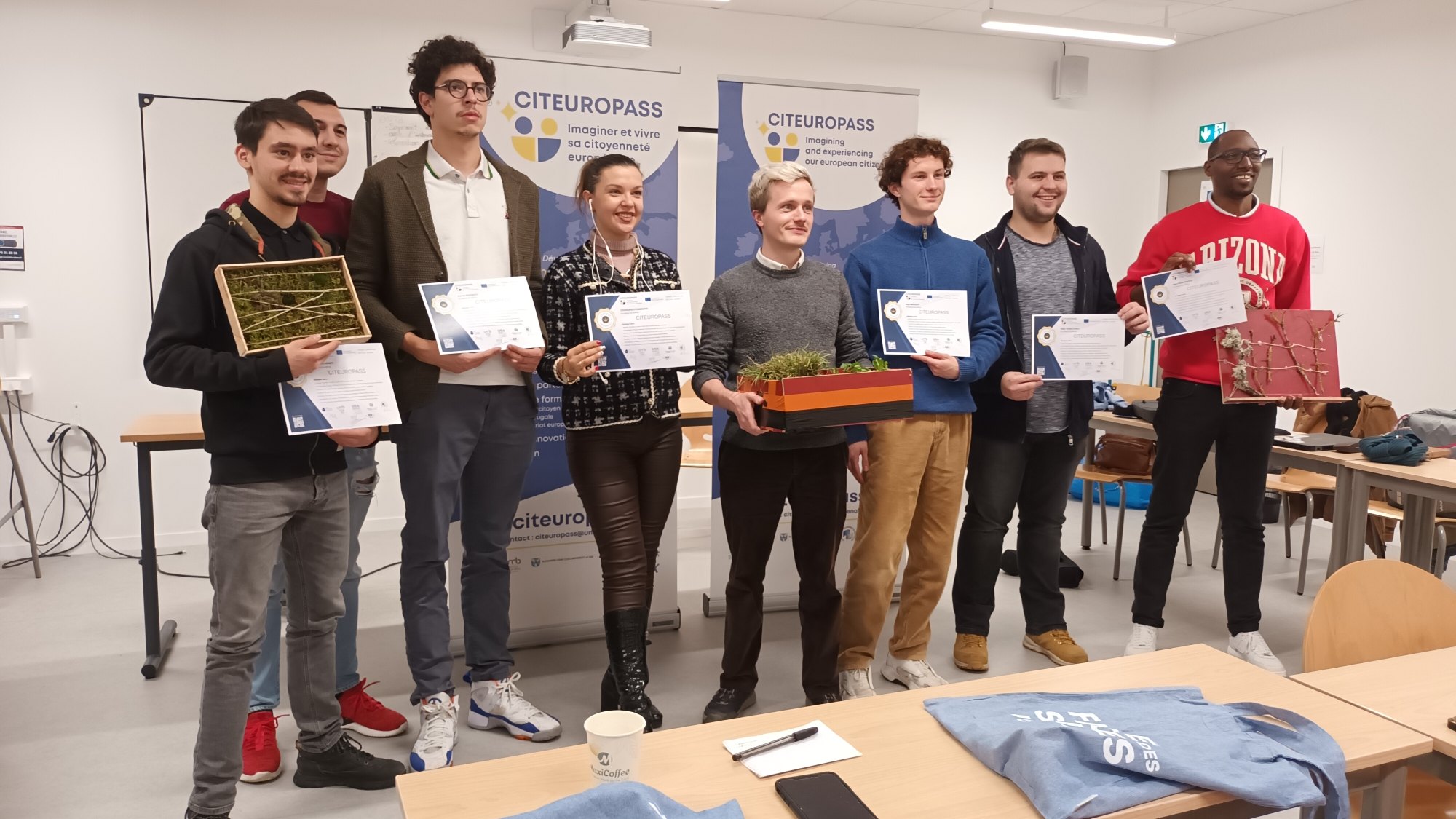 La première promotion de Citeuropass, certificats et prototypes en main, lors des pitchs de décembre 2023 à Grenoble
